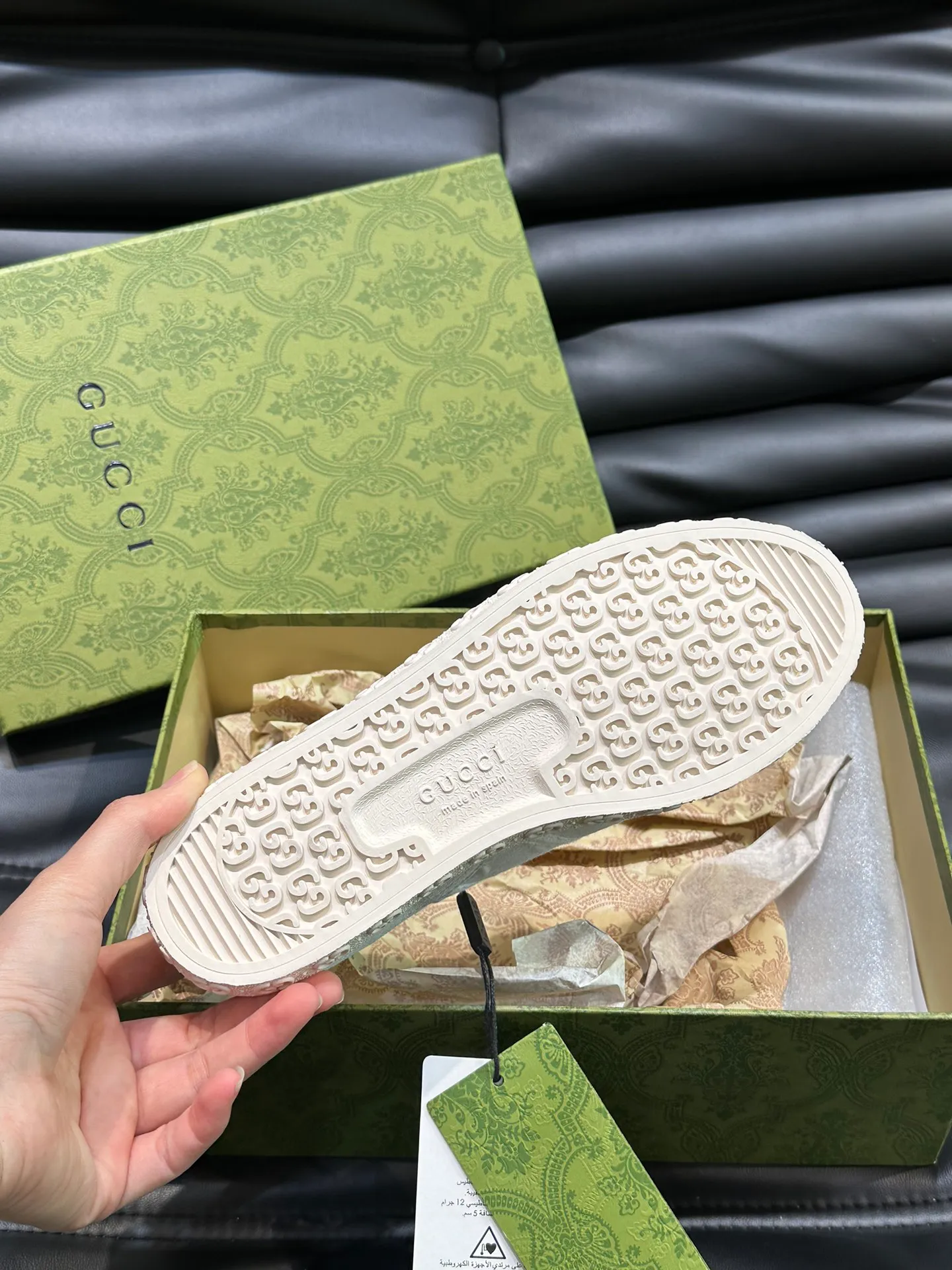 Men's shoes 💰p380 "GUCC*" Couple style 👫 lace-up canvas sneakers, crafted from light blue GG denim fabric, showing uniqueness. Classic details such as the GG printed embossed outsole, interlocking G and "Gucci" embroidery add to the glamorous style. Privately-made T men's shoes 💰pU original outsole, with exquisite details, impeccable fit, and a flat toe that has a retro feel! Customized canvas, classic double G logo, and the spring and summer color combinations are also very interesting! Size: Female 35-39. Male 38-44